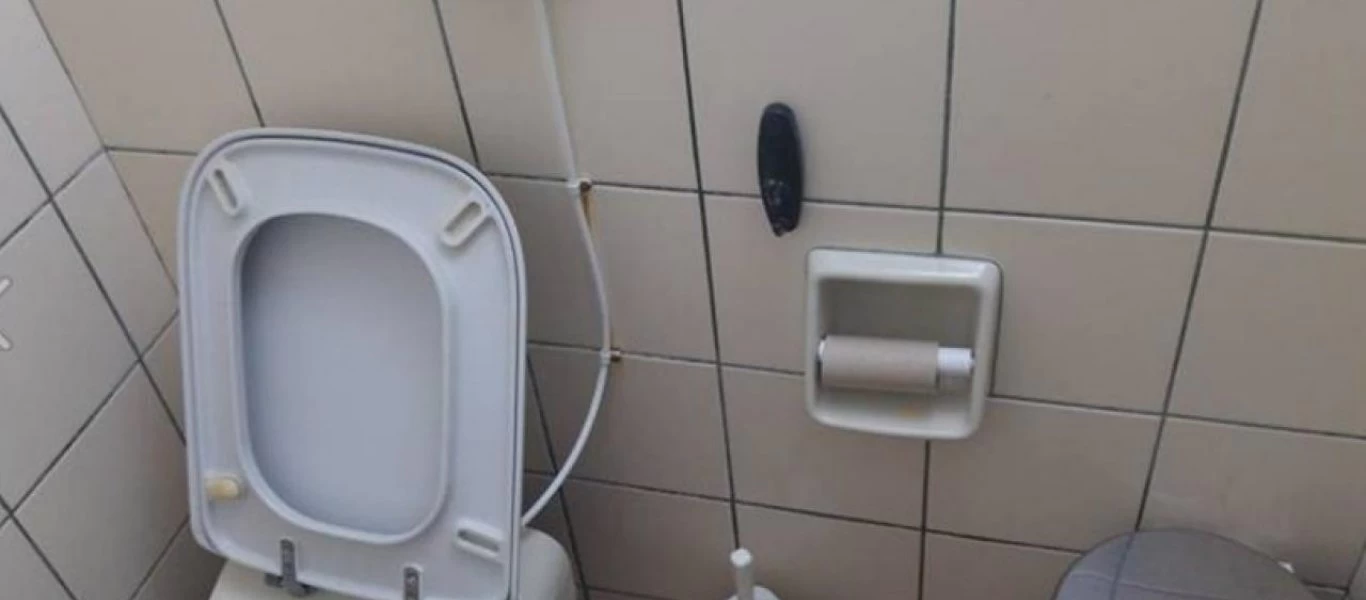 Επικό: Ανακοίνωση σε τουαλέτα για τους... άστοχους - «Όταν θέλετε να αφοδεύσετε το χοντρό σας στοχεύστε» (φώτο)